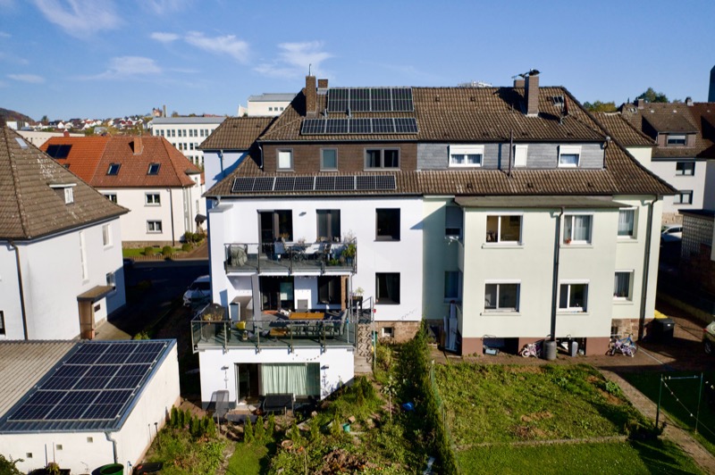 Immobilie nach Modernisierung  -  Solarpanels, neuer Balkon, renovierte Fassade